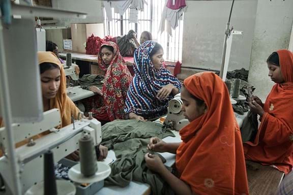 L’industria tessile del Bangladesh conta 4.5 milioni di operai*e, l’80 percento sono donne. © Clean Clothes Campaign