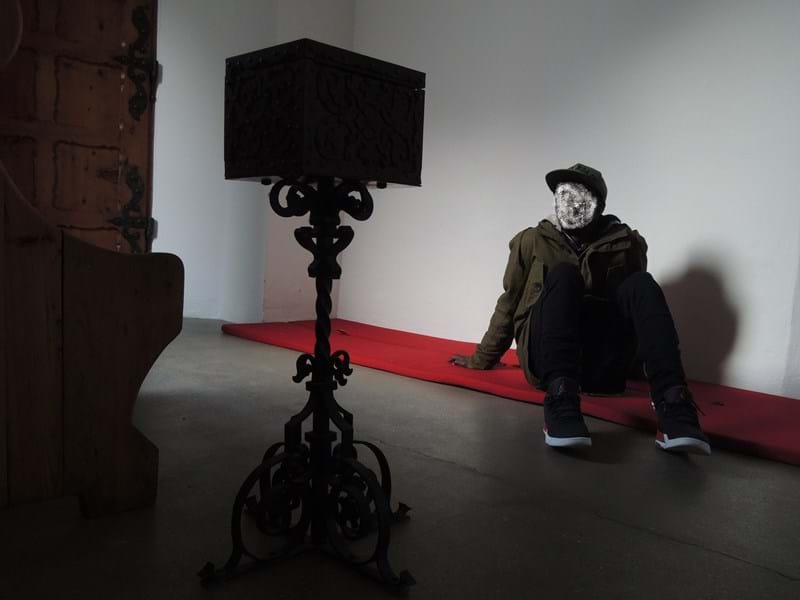 Ein Bett am Kirchenboden