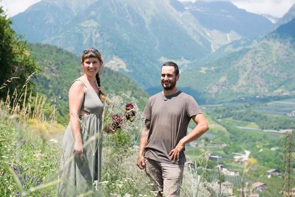 Anna Gruber und Daniele Piscopiello auf ihrem Blumenfeld in Algund